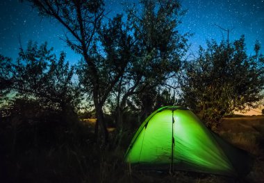 Yıldızlı gökyüzü altında parlak turist çadır