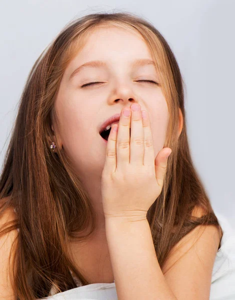 Little girl yawns — Stock Photo, Image