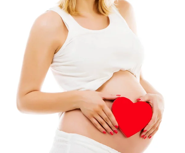 赤いハートと妊娠中の女性 — ストック写真