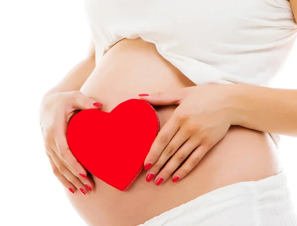 Mulher grávida com coração vermelho — Fotografia de Stock