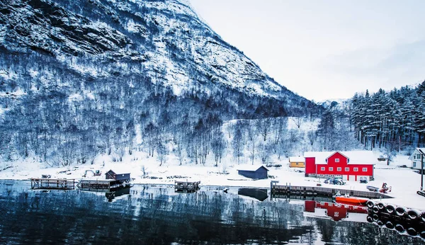 Červený dům v norském fjordu — Stock fotografie