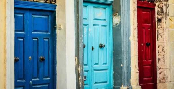 3 πόρτες από τις χρώμα σε έναν δρόμο της Βαλέτας — Φωτογραφία Αρχείου