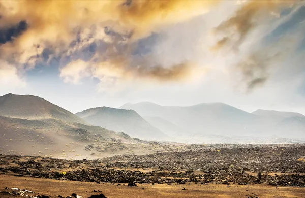 Bela paisagem de montanha com vulcões — Fotografia de Stock