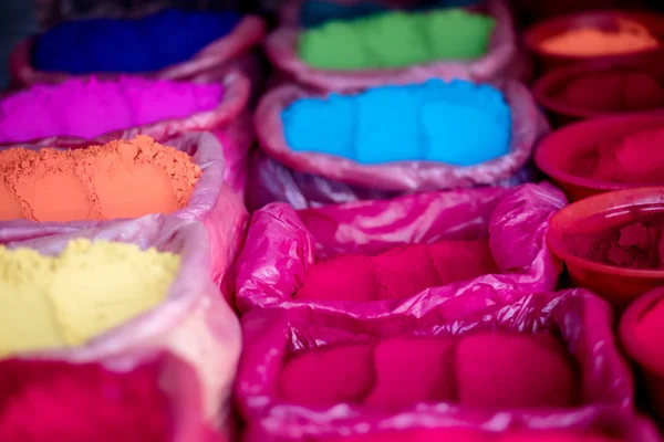 Poudres naturelles colorées sur le marché de rue — Photo