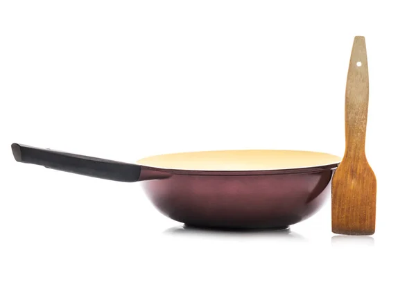 Wok serpenyőt fa spatula elszigetelt fehér background — Stock Fotó