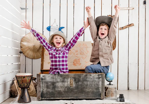 Deux petits enfants riants les mains en l'air — Photo