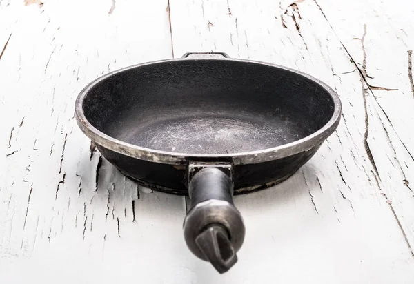 白色背景的空心铸铁煎锅 — 图库照片