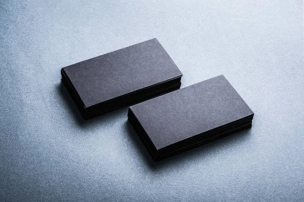 Пачки черных пустых визиток — стоковое фото