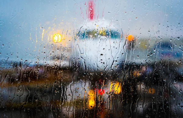 Vista através da janela com gotas de chuva — Fotografia de Stock