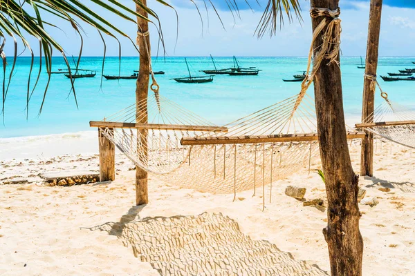 Schöne Meereslandschaft mit Hängematte am Strand — Stockfoto