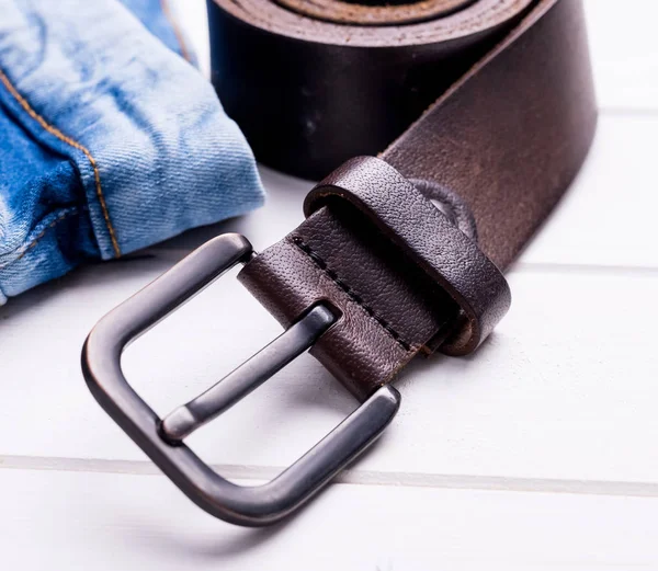 Jeans masculinos y cinturón sobre fondo de madera — Foto de Stock