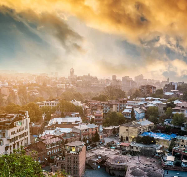 Όμορφο ηλιοβασίλεμα cityscape της Τιφλίδας — Φωτογραφία Αρχείου