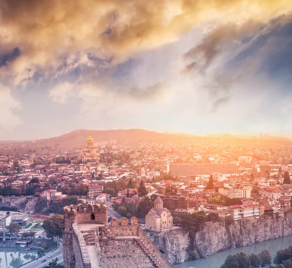 Hermosa vista de la fortaleza de Narikala y Tiflis — Foto de Stock