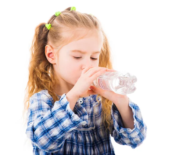 Barn tjej dricker mineralvatten från flaska — Stockfoto