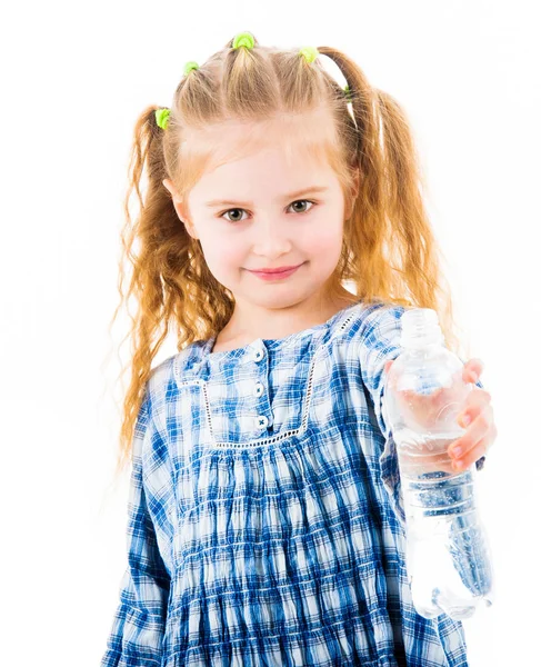 Dziecko dziewczynka gospodarstwa otwartą butelkę wody — Zdjęcie stockowe