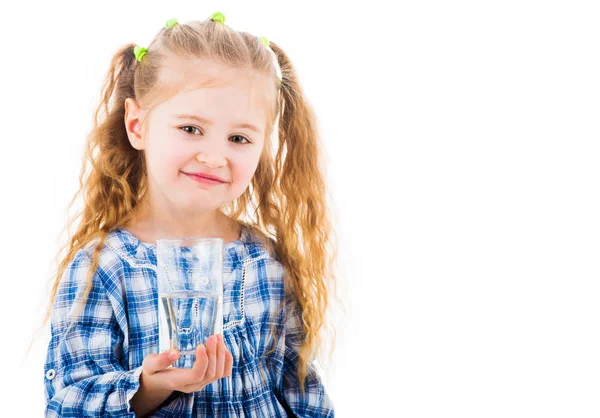 Bir bardak saf su tutan küçük bebek kız — Stok fotoğraf