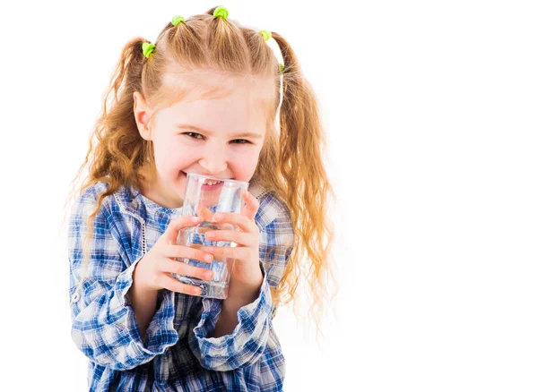 純粋な水のガラスを保持している小さな女の赤ちゃん — ストック写真