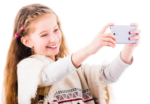 어린 소녀와 그녀의 휴대 전화 selfie 게 — 스톡 사진