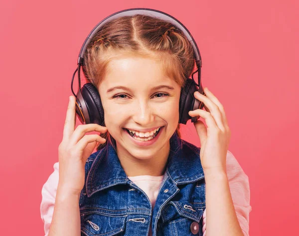 Chica alegre escuchar música en los auriculares — Foto de Stock
