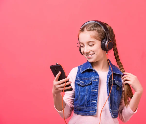 Menina adolescente ouvindo música em grandes fones de ouvido — Fotografia de Stock