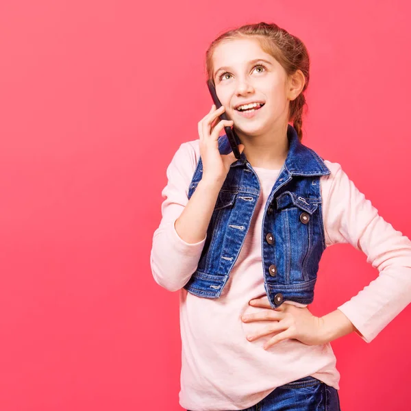 Bambina che parla al telefono — Foto Stock