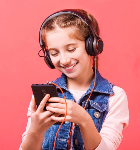 Tienermeisje luisteren naar muziek in grote hoofdtelefoons — Stockfoto