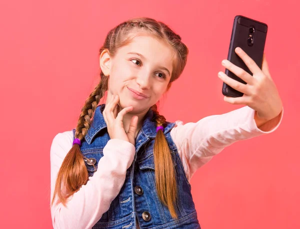 Pretty young girl making selfie — Stock Photo, Image