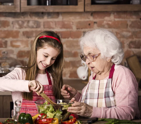 奶奶和孙女一起做饭 — 图库照片