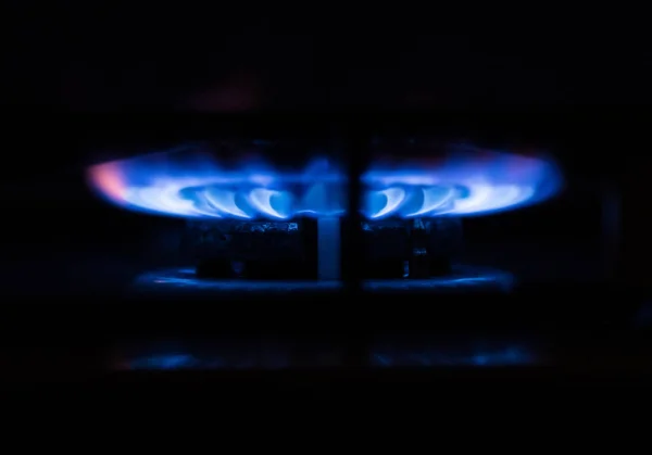 Blauwe gas vuur uit keuken kachel — Stockfoto