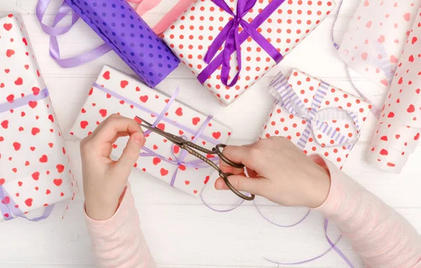 Mother and daughter making gifts — Stock Photo, Image