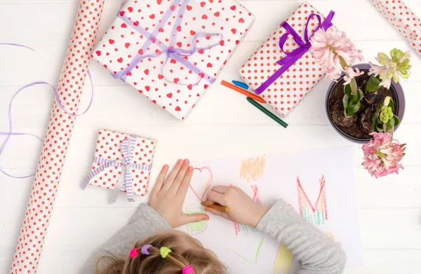 Klein meisje tekening een wenskaart — Stockfoto