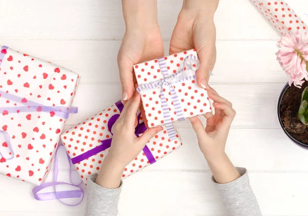 Mère et fille faisant des cadeaux — Photo