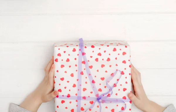 Kids hands holding gift box — Stock Photo, Image