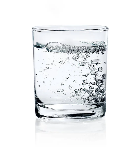 Wasser wird ins Glas gegossen — Stockfoto