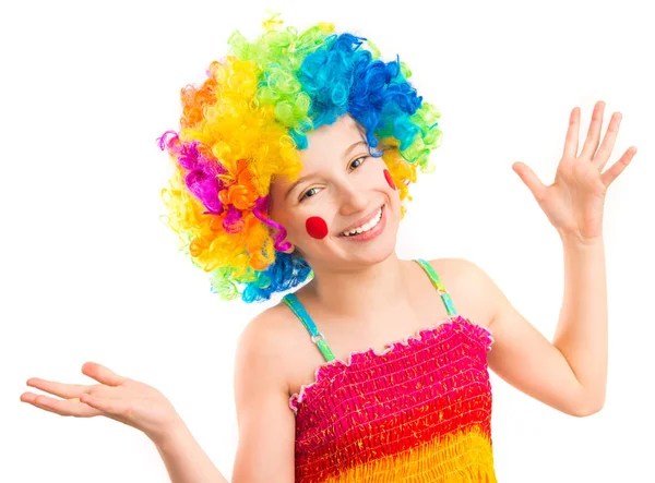 Menina engraçada em palhaço peruca isolada no fundo branco Imagem De Stock