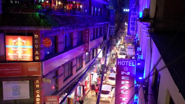 Utsikt från balkongen till natt-gatan — Stockvideo
