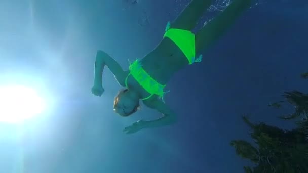 Adolescente nager sous l'eau avec père 