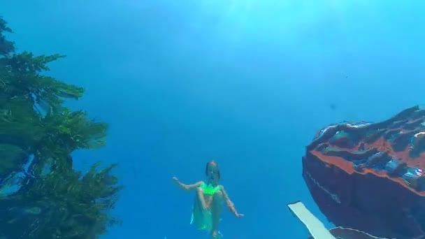 Girl diving under water in swimming pool and showing thumbs up — Stock Video