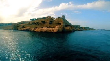 Kuşatma Bell Savaş Anıtı ve alt Barrakka bahçeleri yuvasından görüntüleyin