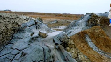 Qobustan Bakü yakınındaki çamurlu kabarcıkları kaynar
