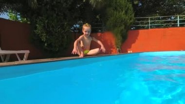 Küçük kız su yüzme havuzunda