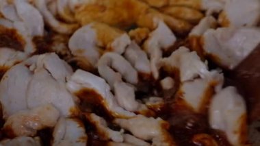 Soya sosu ile buharda tavuk parçaları