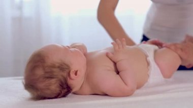 Yeni doğan bebek yatakta yatıyor