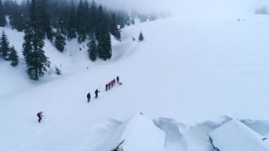 Touristse kışın dağlarda hiking