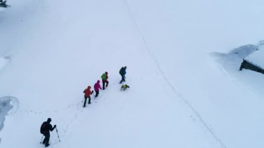 Touristse kışın dağlarda hiking