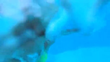 Küçük kız yüzme havuzunda atlama