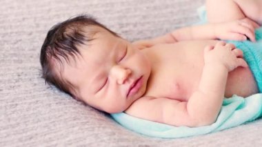 Yeni doğmuş sevimli yatakta yatıyor ve rüyalar izle.