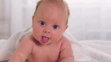 Gülümseyen güzel yeni doğan bebek