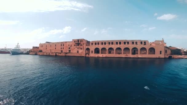 Alte historische Gebäude in der Nähe von Fort Manoel — Stockvideo