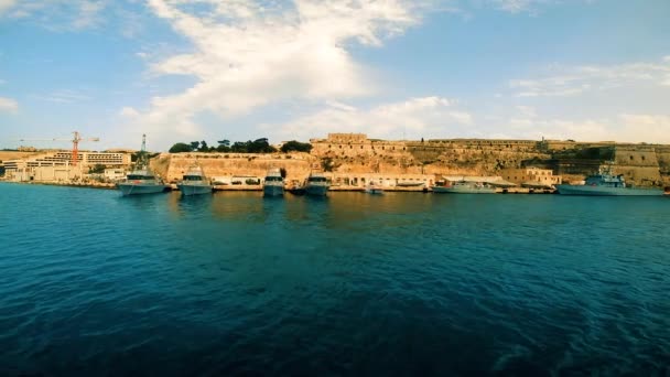 Vista sobre Msida Bastion y Msida Bastion Historic Garden desde la bahía — Vídeos de Stock